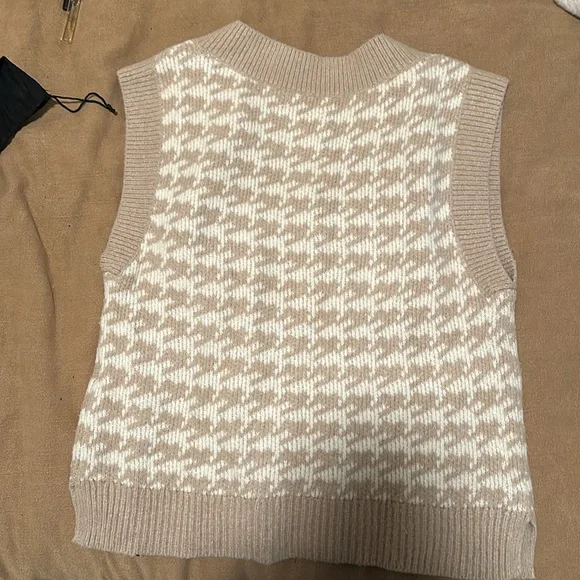 Abercrombie and Fitch white and tan vest - Picture 3 of 4